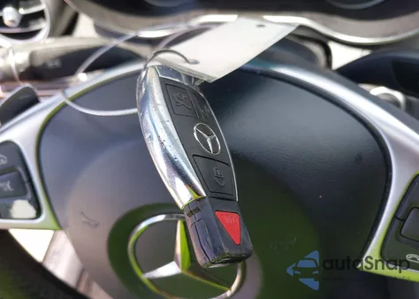 2016 Mercedes-Benz C 300 Luxury/Sport z USA, uszkodzony, nr VIN 55SWF4JB9GU169458